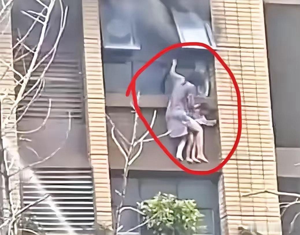 她撑住了那么久，却没撑过最后一秒！五楼窗外，十公分宽的墙沿，一个妈妈用腿夹着孩子