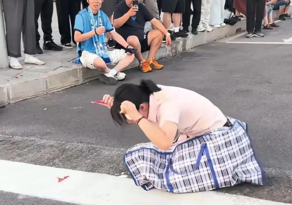 靠审丑博取流量，这样的路啊，已经走不通了。
网红“沈城韩泫雅”的两大账号被网信部