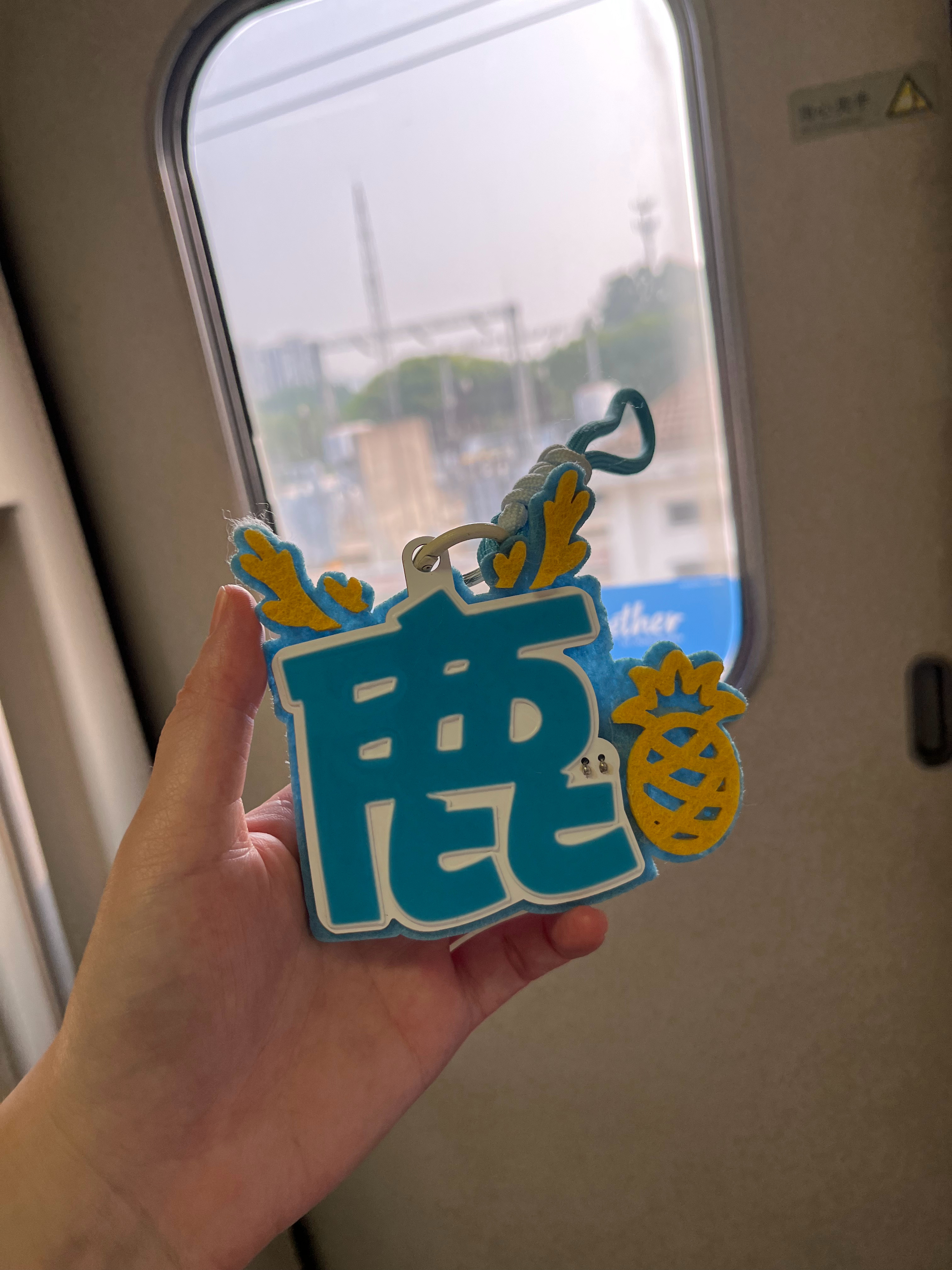 努力把日子都填满，别让孤单把你包围，请善待珍惜自己，给自己一个坚强的理由，生活中