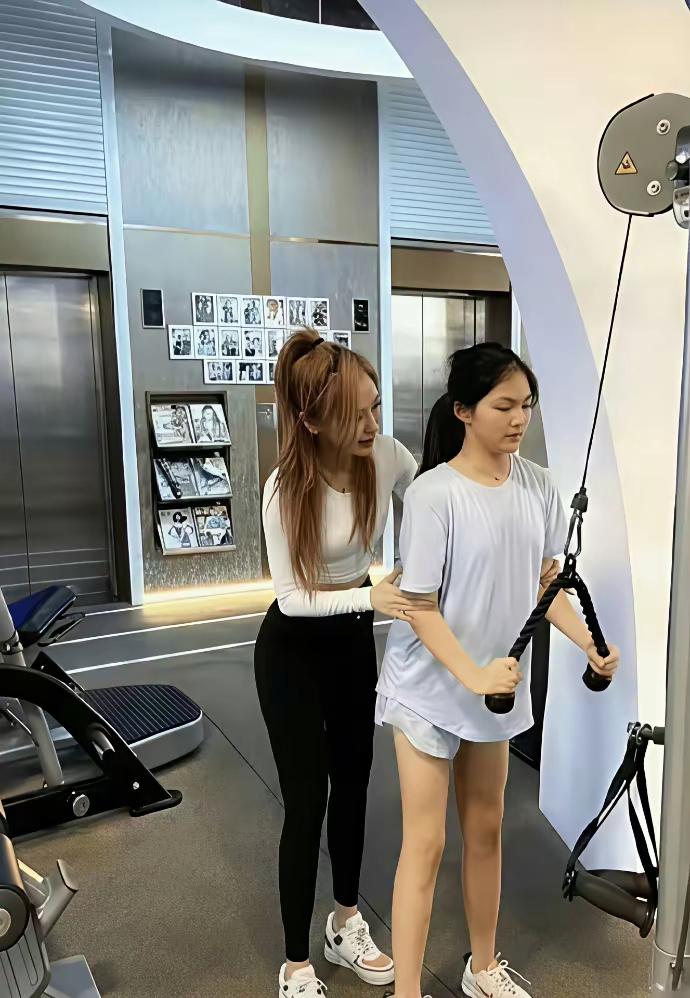 普通人一天的内容是搬砖挣钱
她每天的生活内容是什么