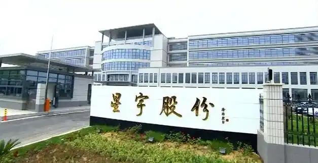 一家刚拿过“最佳雇主”称号的公司，却在应届生入职一个多月后集中解约，这件事真正刺