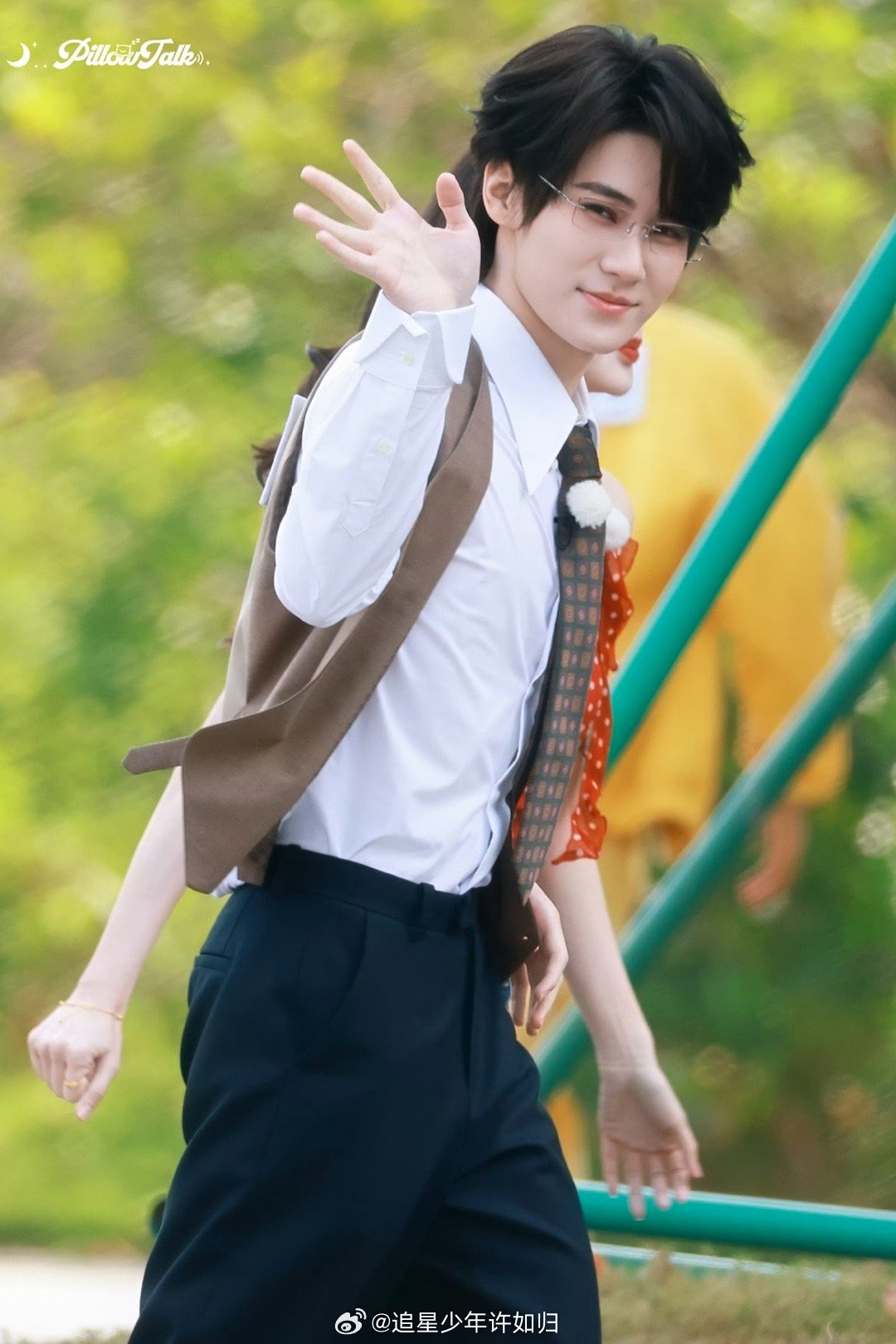 张真源你是要收购时代峰峻吗 金丝眼镜果然是霸总标配，但张真源戴出了不一样的味道—