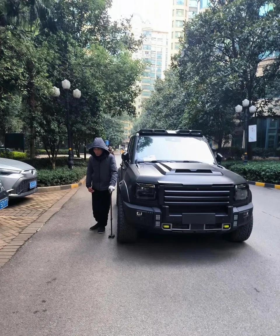 第一次见到旅行者，辨识度非常的高，刚刚出单元门就看到了，这车改了前脸，改了轮毂，