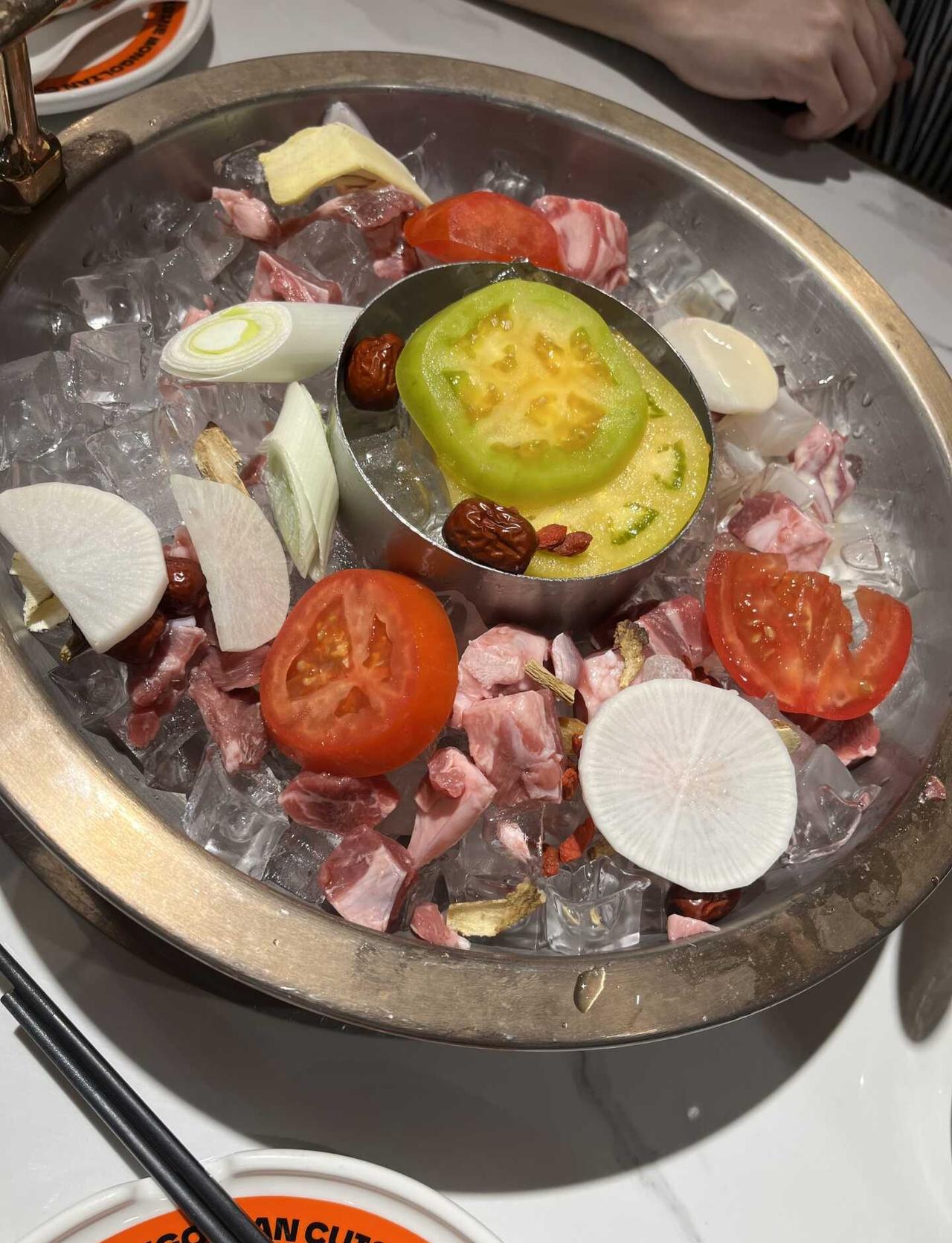 终于打卡网红冰煮羊！冰块煮羊肉的吃法太有
🍲招牌冰煮羊锅底
冰块打底放入羊肉块