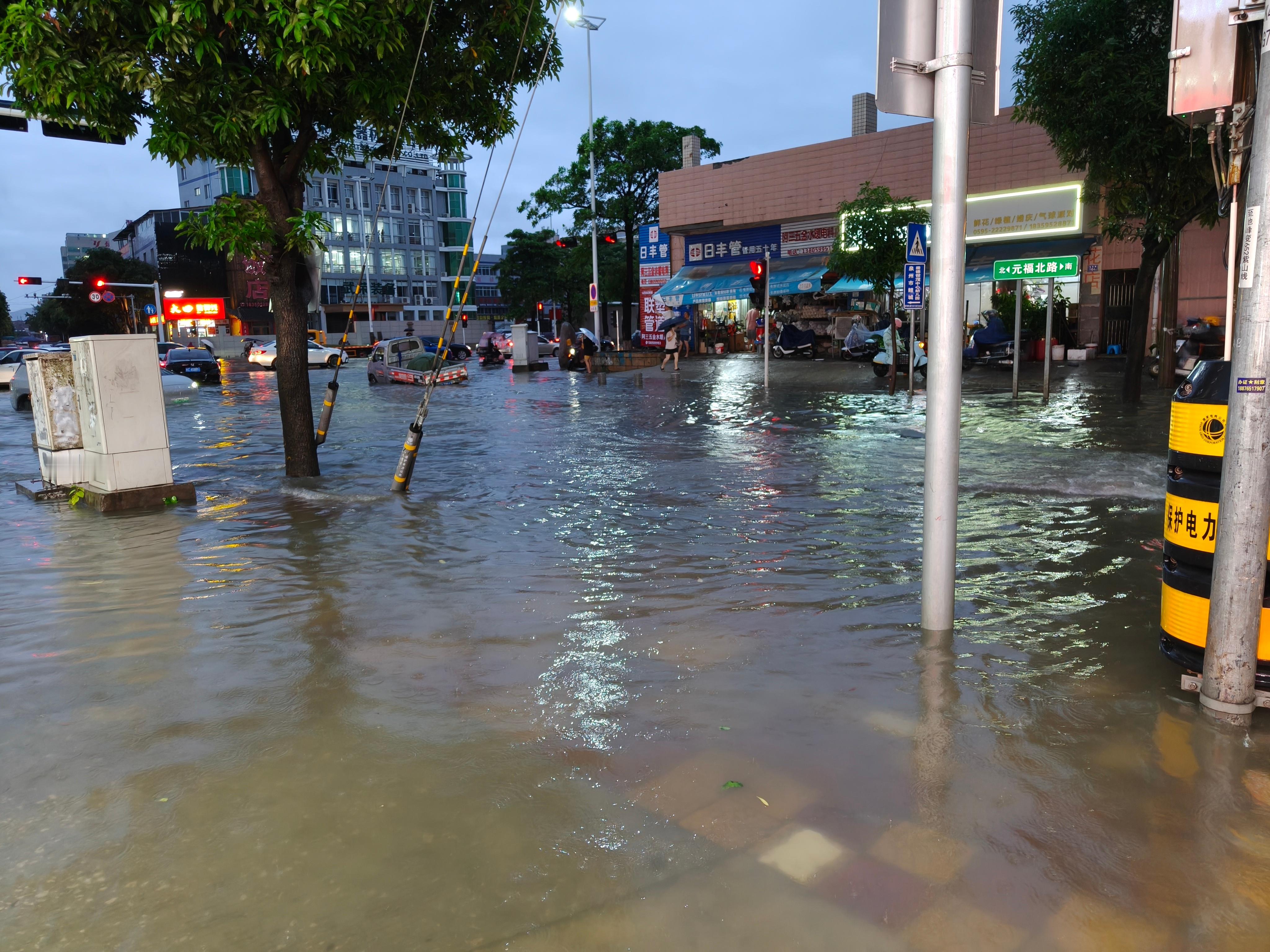 暴雨后，到处淹水一片狼藉的泉州南环路：[淡淡的] ​​​