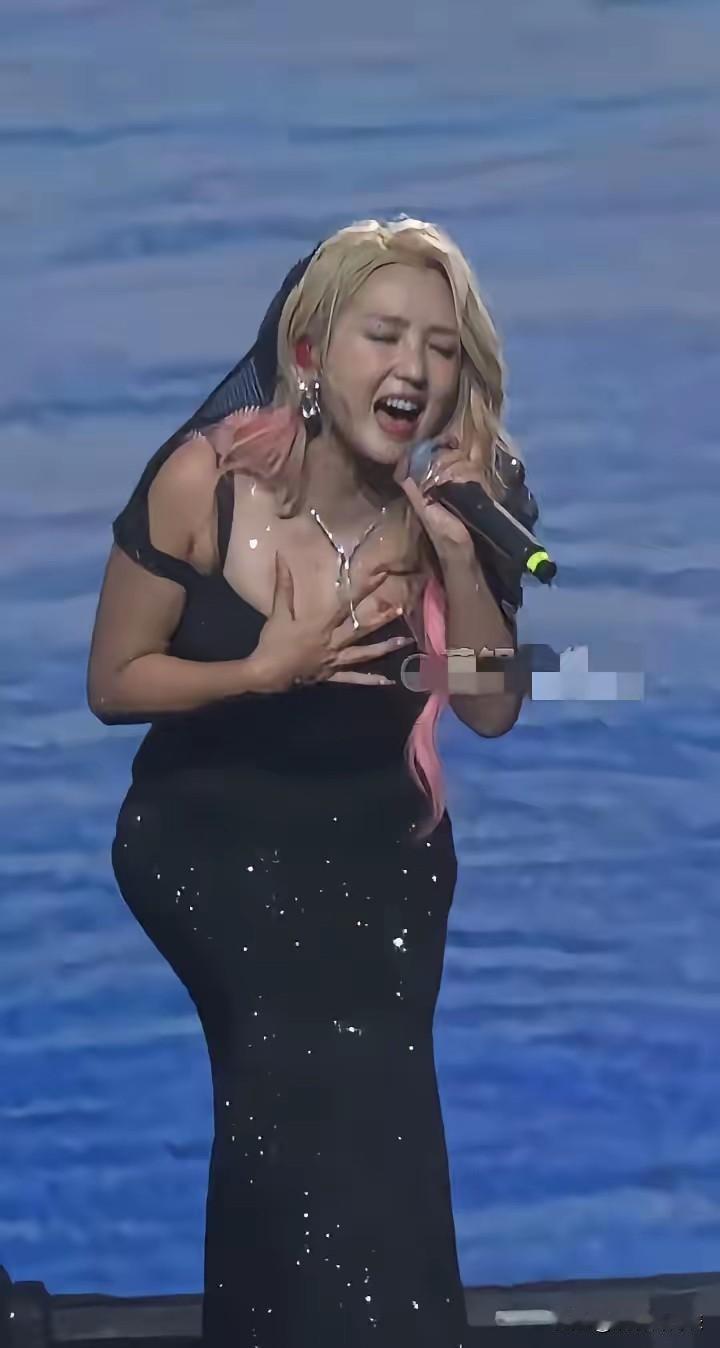 我的天，何洁演唱会现场视频也太“惨不忍睹”了。

刷到好几段，没修音真扛不住。高