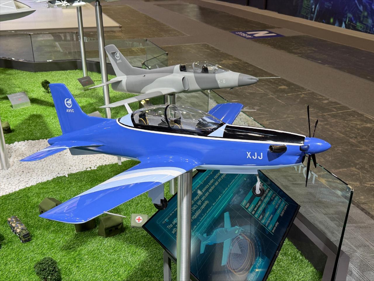 新款初级教练机有名字了：XJJ新基教。