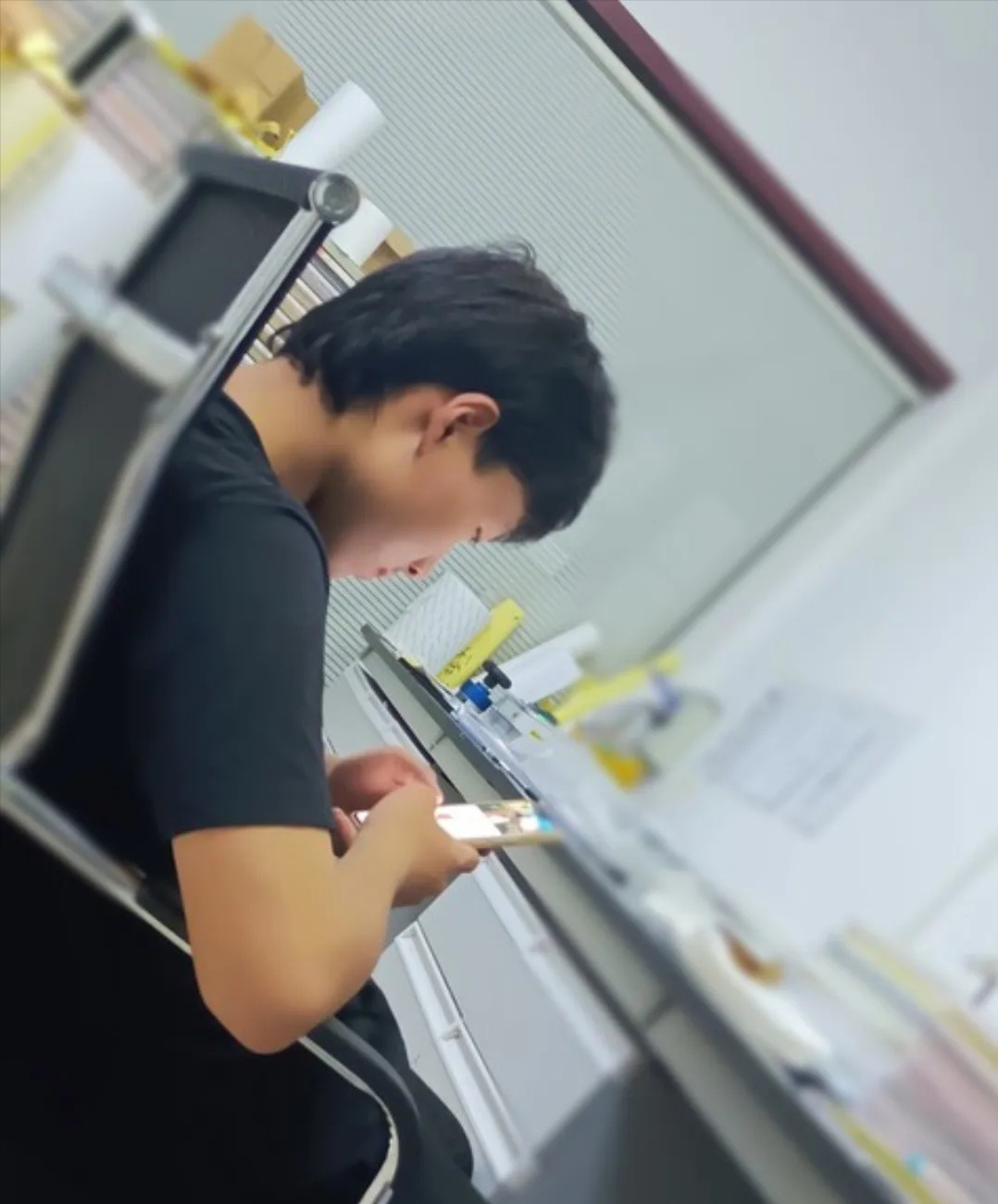 邻居孩子暑假打工挣4100，转头掏5300买手机！看完我直接看懵了邻居家的孩子，