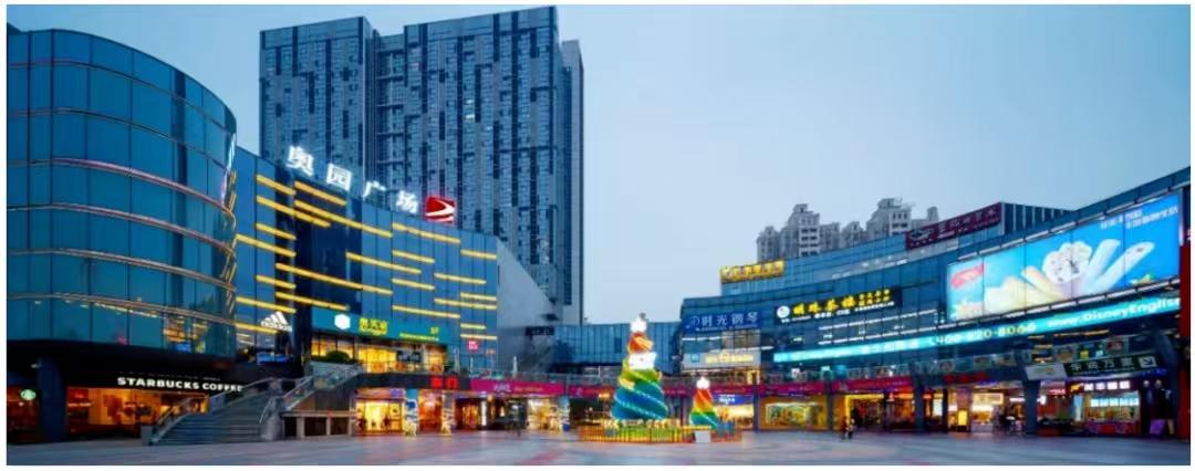 七绝·夏夜奥园广场品茗偶得
夏夜闲游奥苑幽，
轻啜佳茗对星流。
凝思雅韵缄唇久，