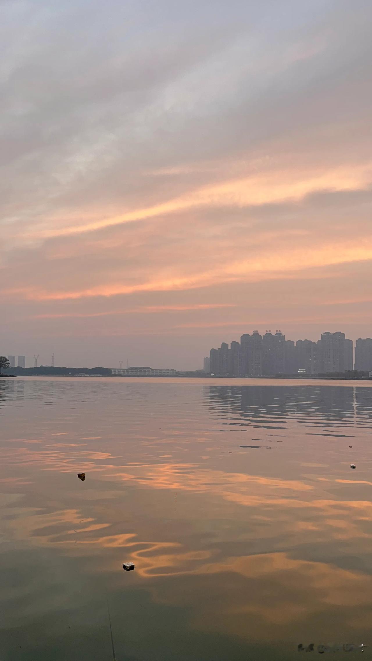 潮汕地区拥有丰富多样的旅游景点，适合进行一次文化的探索和自然的体验。以下是一些推