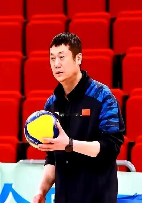 胡进带女排拿过世锦赛亚军、世界杯亚军，那叫真本事。
赵勇带男排打到世锦赛第19，