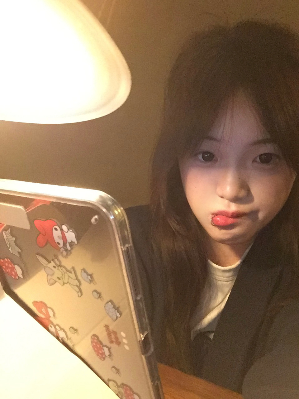 最常用的两个表情 笑得面容凹陷、钉子微微长出 