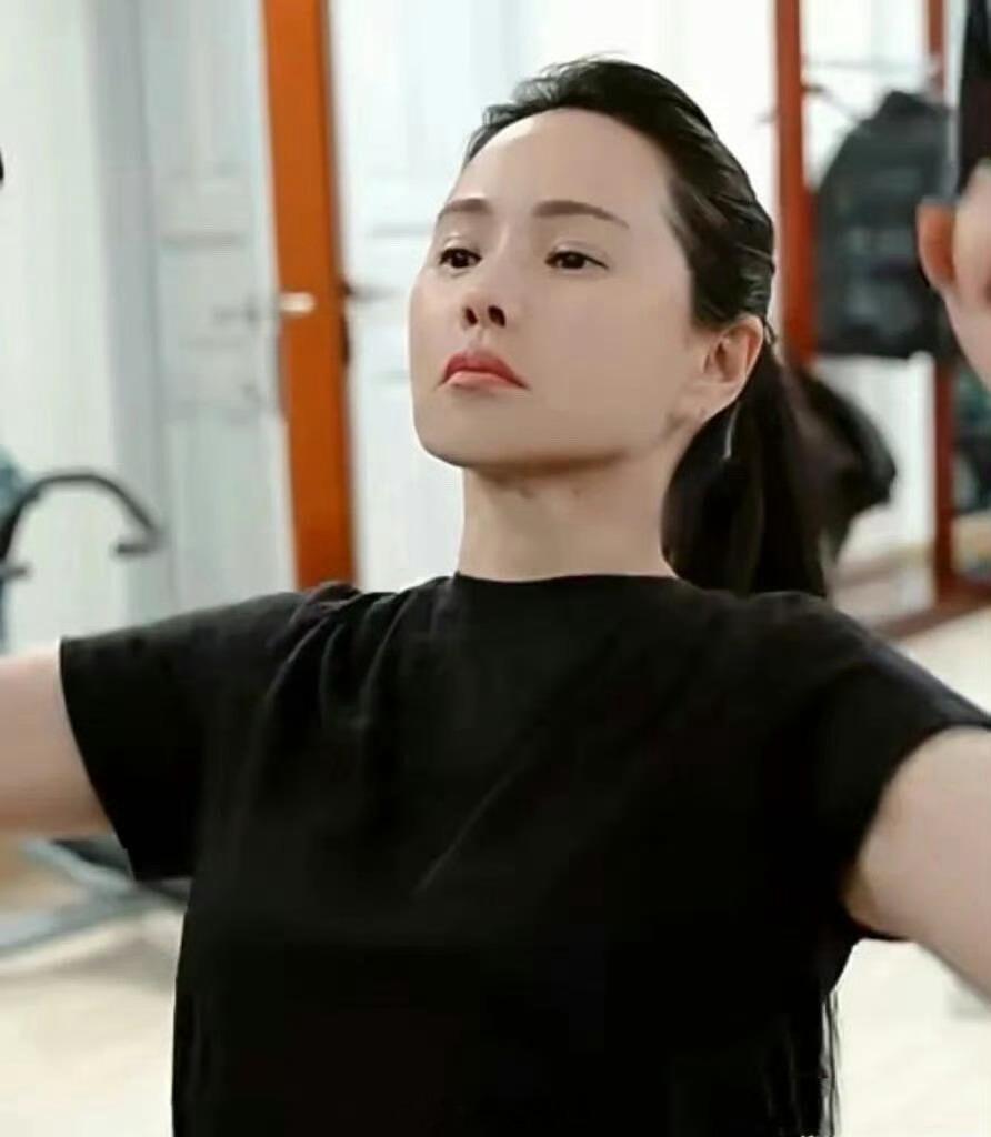 伊能静尝试生酮饮食半年瘦到86斤最戳我的是她说“瘦≠美”，这话从伊能静嘴里说出来