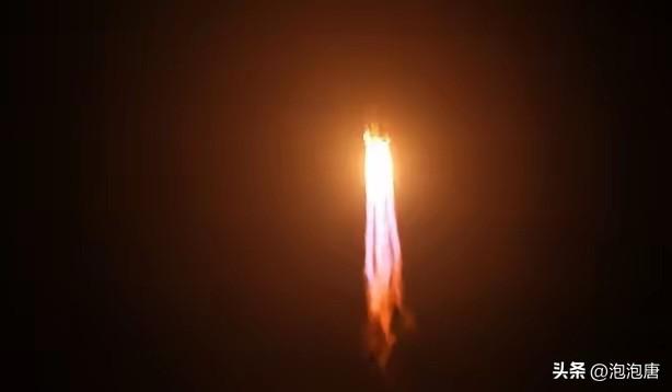 凌晨三点四十八分的海南，一枚火箭点亮了整个夜空
​
3月13日3时48分，大多数