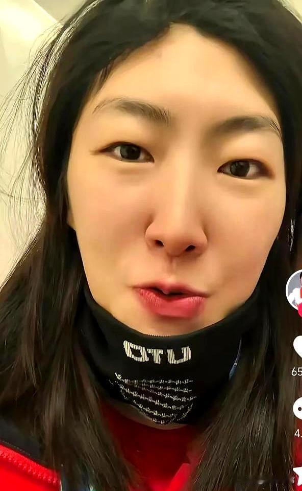 冬奥冠军赚大钱，路径竟分两种：一种戴名表开豪车，另一种膝盖打钢针睡国货床垫。
你