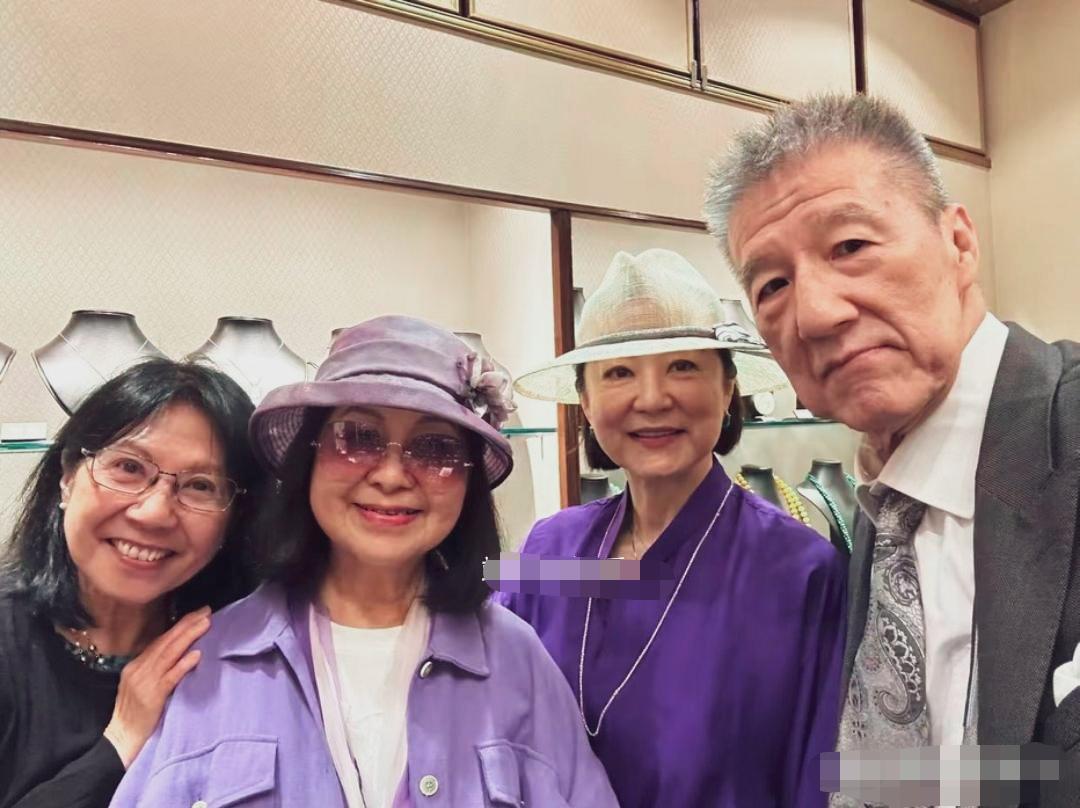 林青霞在香港一珠宝店与网友合影，头戴浅色礼帽配紫色上衣，面色红润，气色 绝佳，微