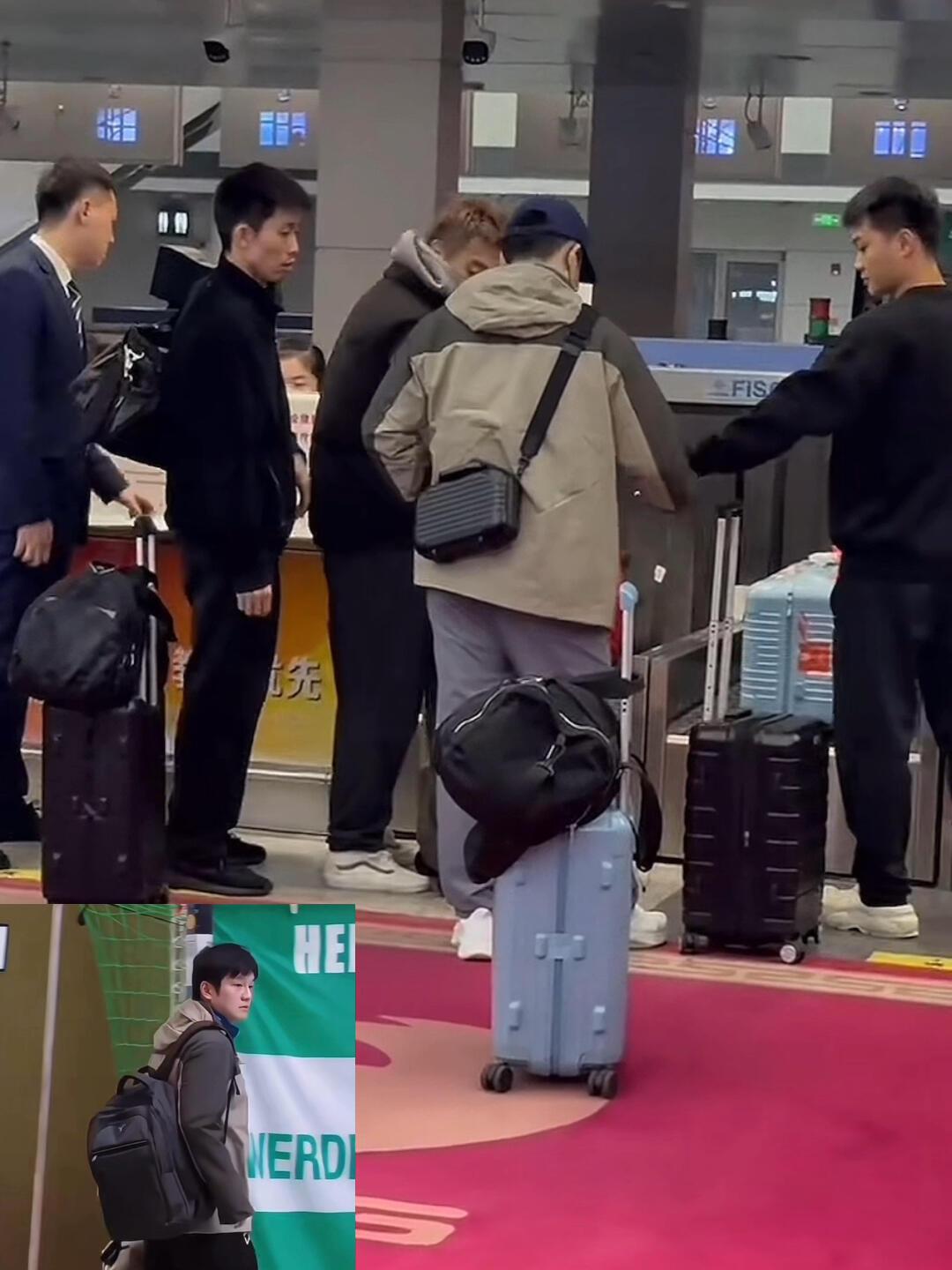 真怀疑这是樊振东回国的路透照，太像现在的了，好在周围几个兄弟在！
回想去年，整整