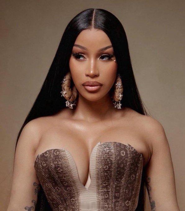 CardiB 凭借9次斩获全美音乐奖（AMAs）的佳绩，Cardi B目前已追平