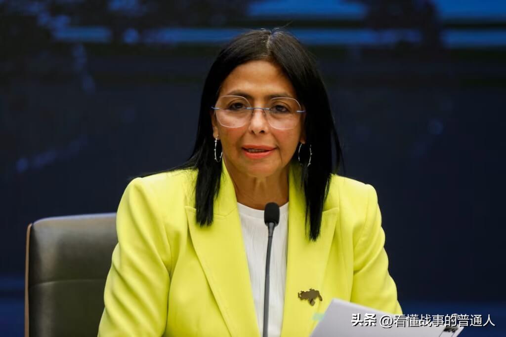 马杜罗刚被拖走！罗德里格斯第一件事不是哭、不是逃，而是奔军营——挨个见将领，亲手