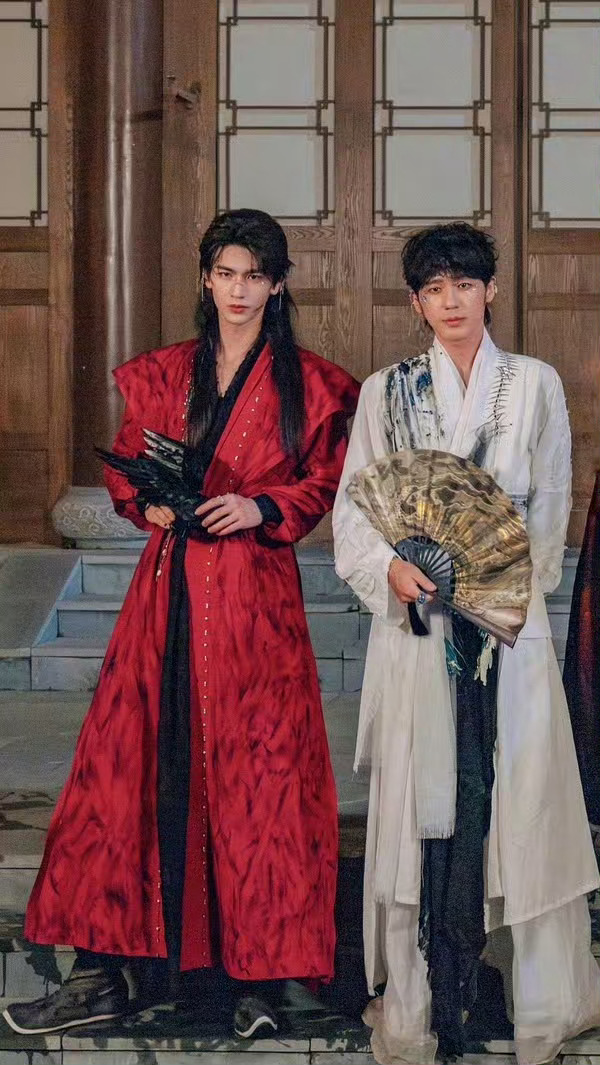 白宇张凌赫 男人和男孩热点现场 魔道祖师，天官赐福既视感。[爱慕][爱慕][爱慕