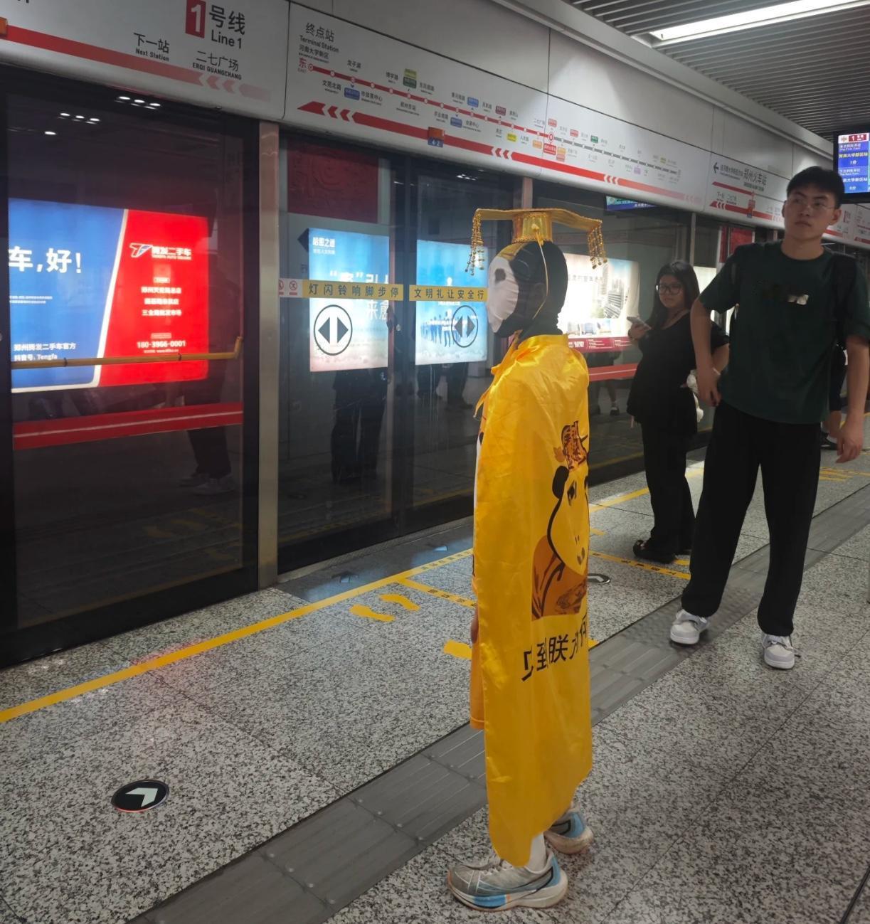 这样的妈妈确实应该点赞，
图中是她儿子，
母子一起坐地铁她没有阻止中二期的儿子，