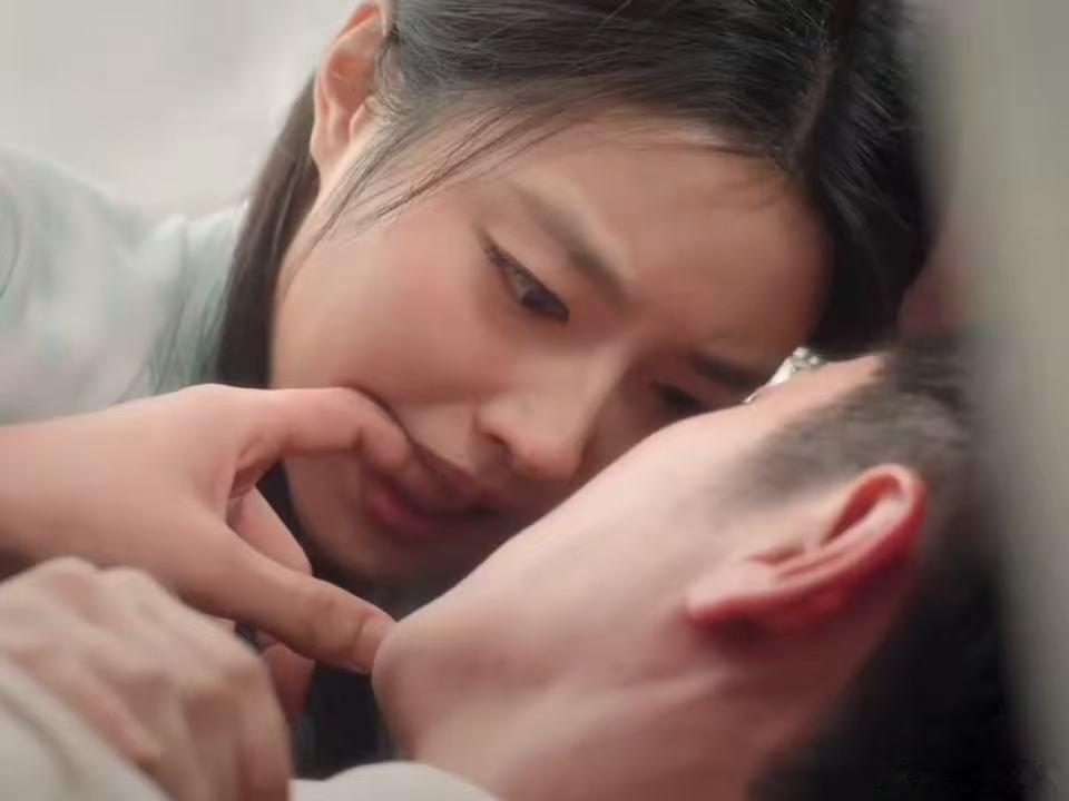 叶平君绊倒—被接住—咬手指，三步走完，关系就回不去了。前面还是少帅和女学生，后面