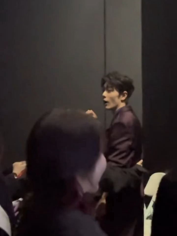 肖战和舒淇打了个招呼👋微博之夜内场微博之夜红毯微博之夜2025微博之夜爆款创作