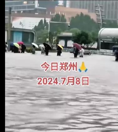 郑州凭借着齐腰暴雨火上了热搜，可以看到网友发的视频里面有好多人排着对，打着雨伞艰