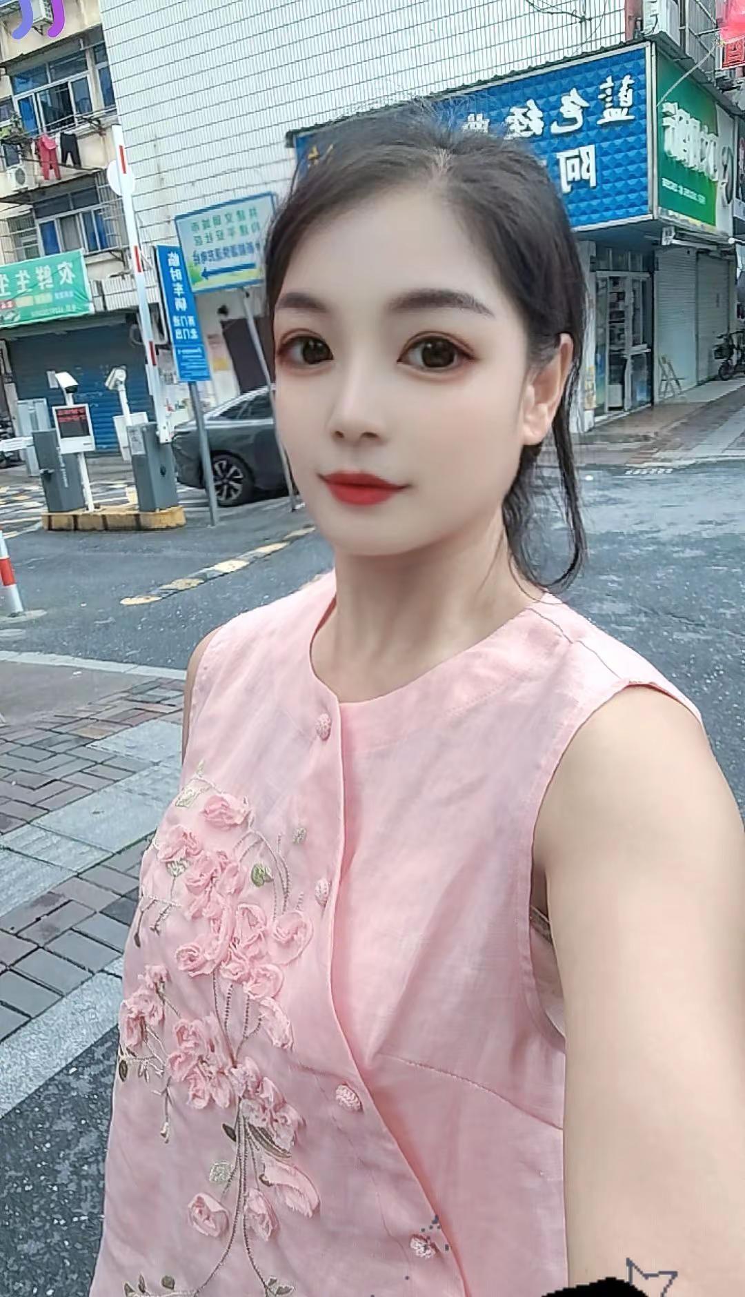 镜头留给自己，祝福全给我的姑娘。中考放平心态，尽力即是圆满，妈妈永远是你最坚实的