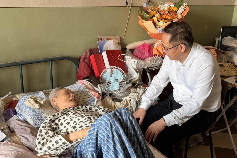 91岁奶奶捐1440克黄金，献给母校！她一生奉献给航空事业：这些东西留在身边，不如给更需要的地方