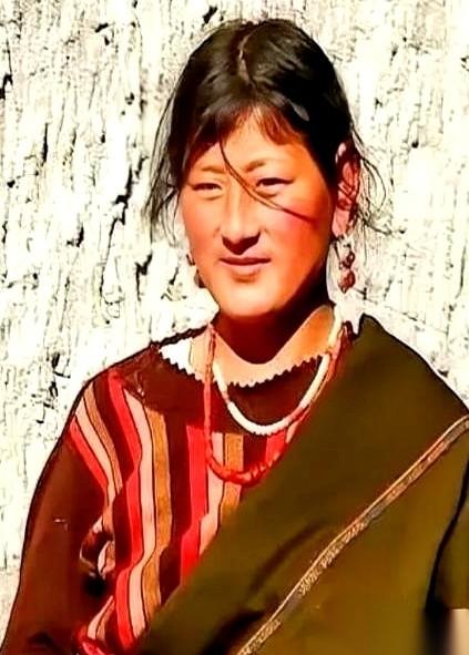 西藏年轻人上山挖一个月虫草松茸就能入账过万。
去内地工厂一天干满12个小时，一个
