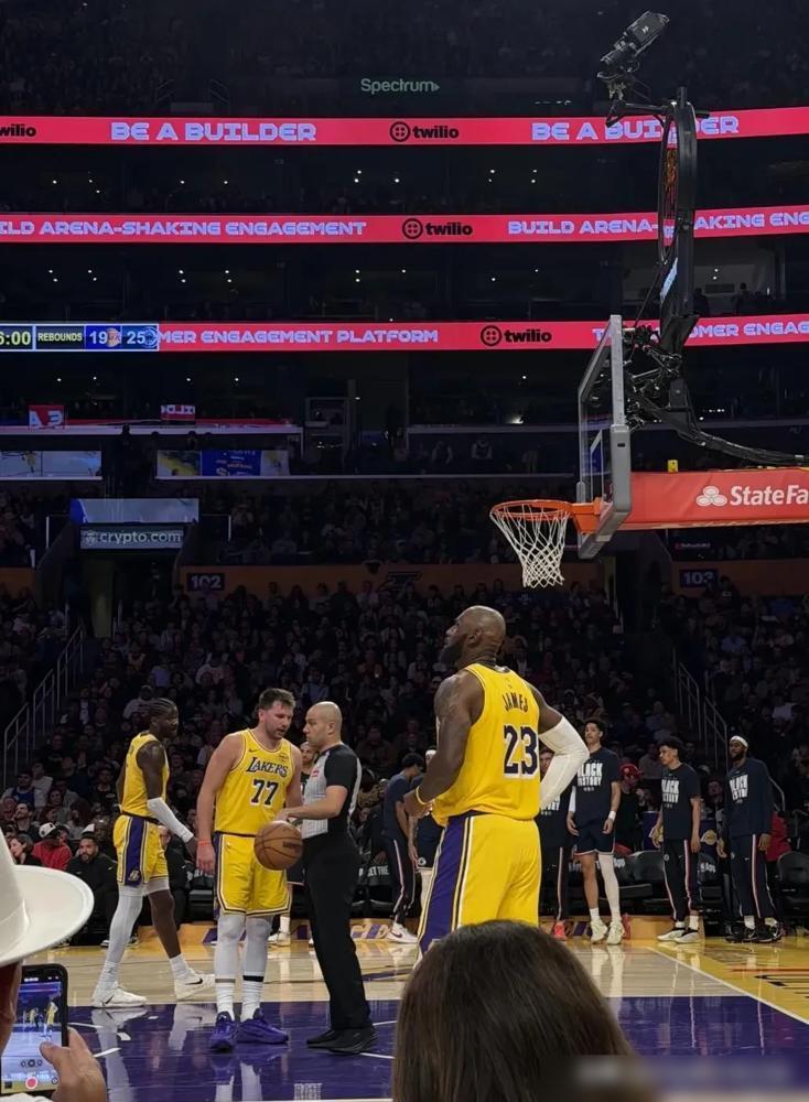 詹姆斯刚放下水壶，场上的比分就断崖式狂跌。你真以为湖人缺巨星？
你翻开球队账本