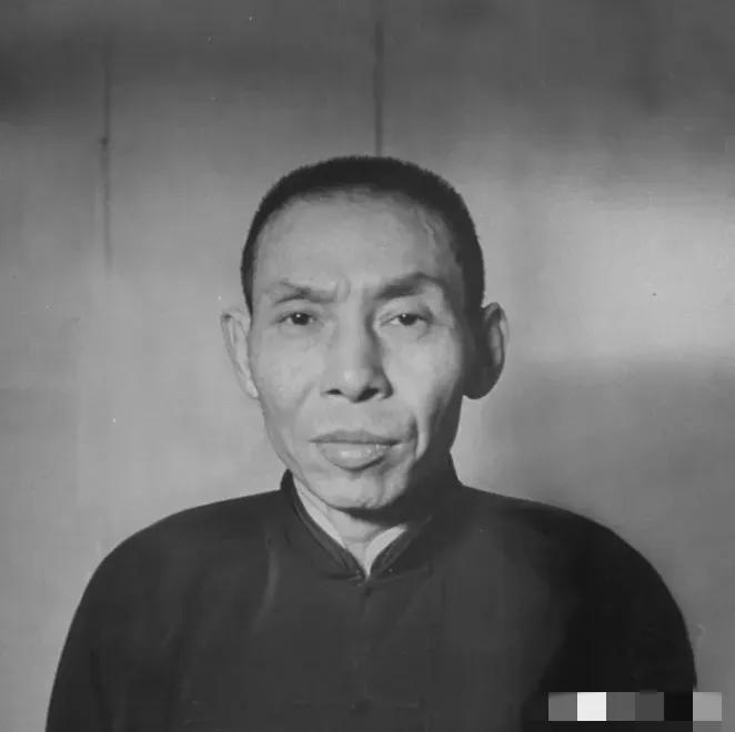 1939年，杜月笙在香港吃饭，3个地痞流氓挑衅闹事，被保镖打跑，保镖捡起掉在地上