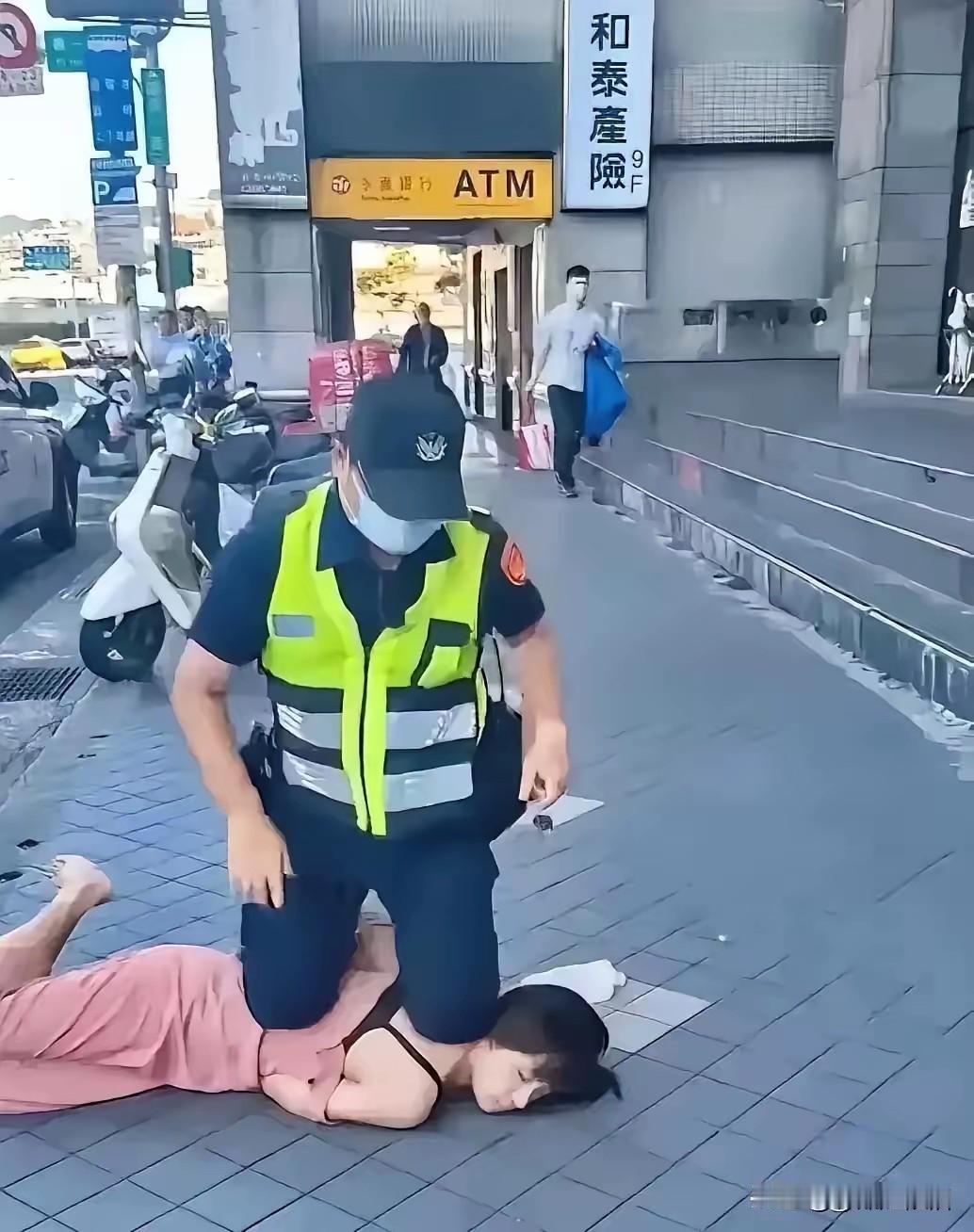这是台湾的执法吧！弱不禁风的女子被执法者野蛮的按在地上。