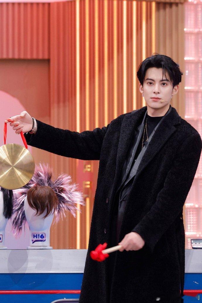 王鹤棣上节目像回家了一样王鹤棣上节目像回家了一样！《你好星期六》里随性又放得开，