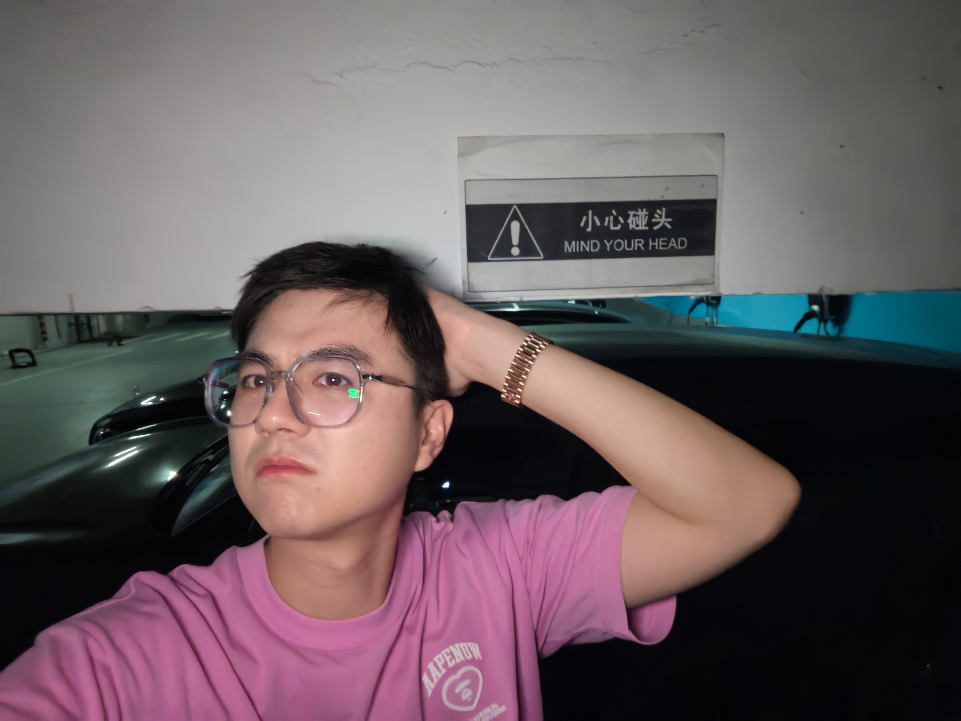 痛苦面具都干出来了，这个警示标识可以再明显一点吗！智商就是这么碰着碰着碰没的！ 
