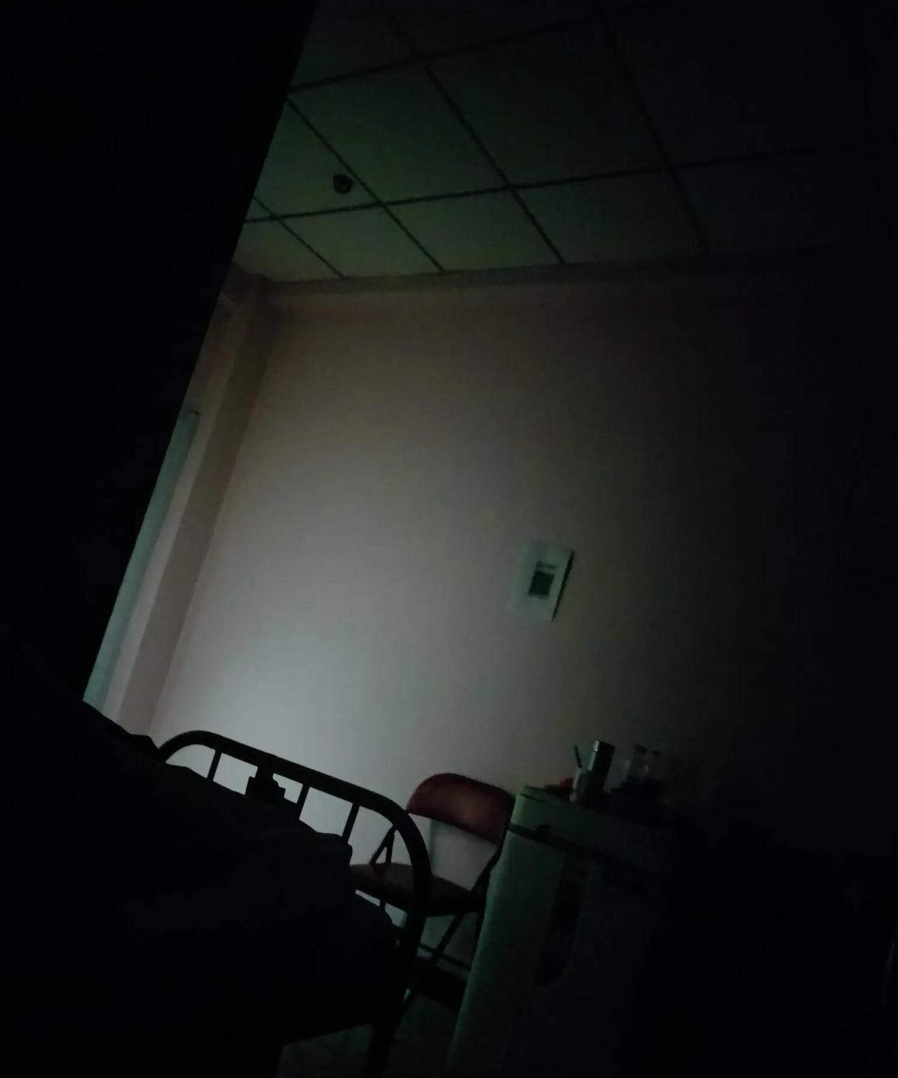 今早有验血验尿的检查，小护士昨晚特意来告诉的，半夜十二点以后禁止饮食饮水。

半