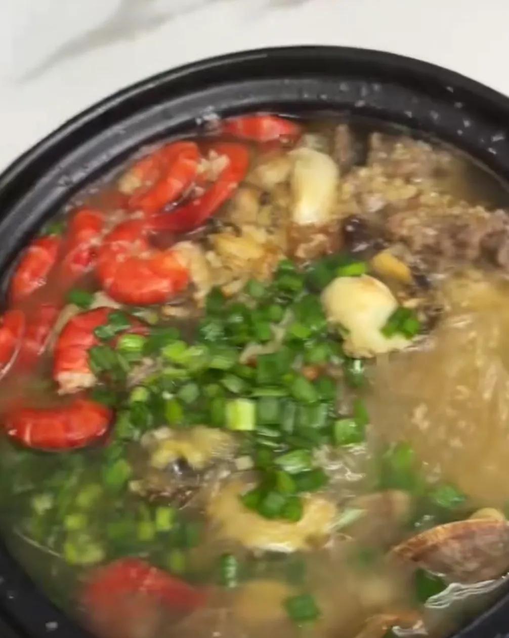 海鲜粉丝自己亲手做的午餐，真的好吃，食材：新鲜虾  鲍鱼  海蛎  文蛤 牛肉 
