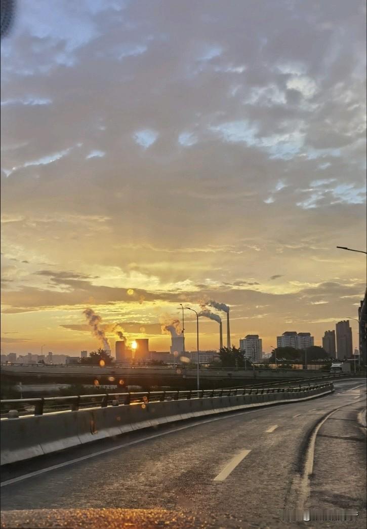 今天坚持跑了十公里，
不是怕累，
是怕热，
今年夏天一般跑个七公里，
就算了，