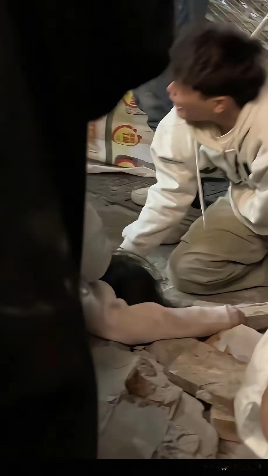 谁能想到
一次再平常不过的街头同行
会变成天人永隔的告别？
长沙潮宗街的墙体突然