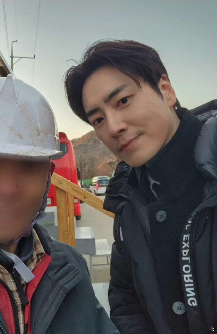 莎拉的真伪人生群演传的和李浚赫的合照…真的是客观帅啊李daddy直接卧倒……浓眉