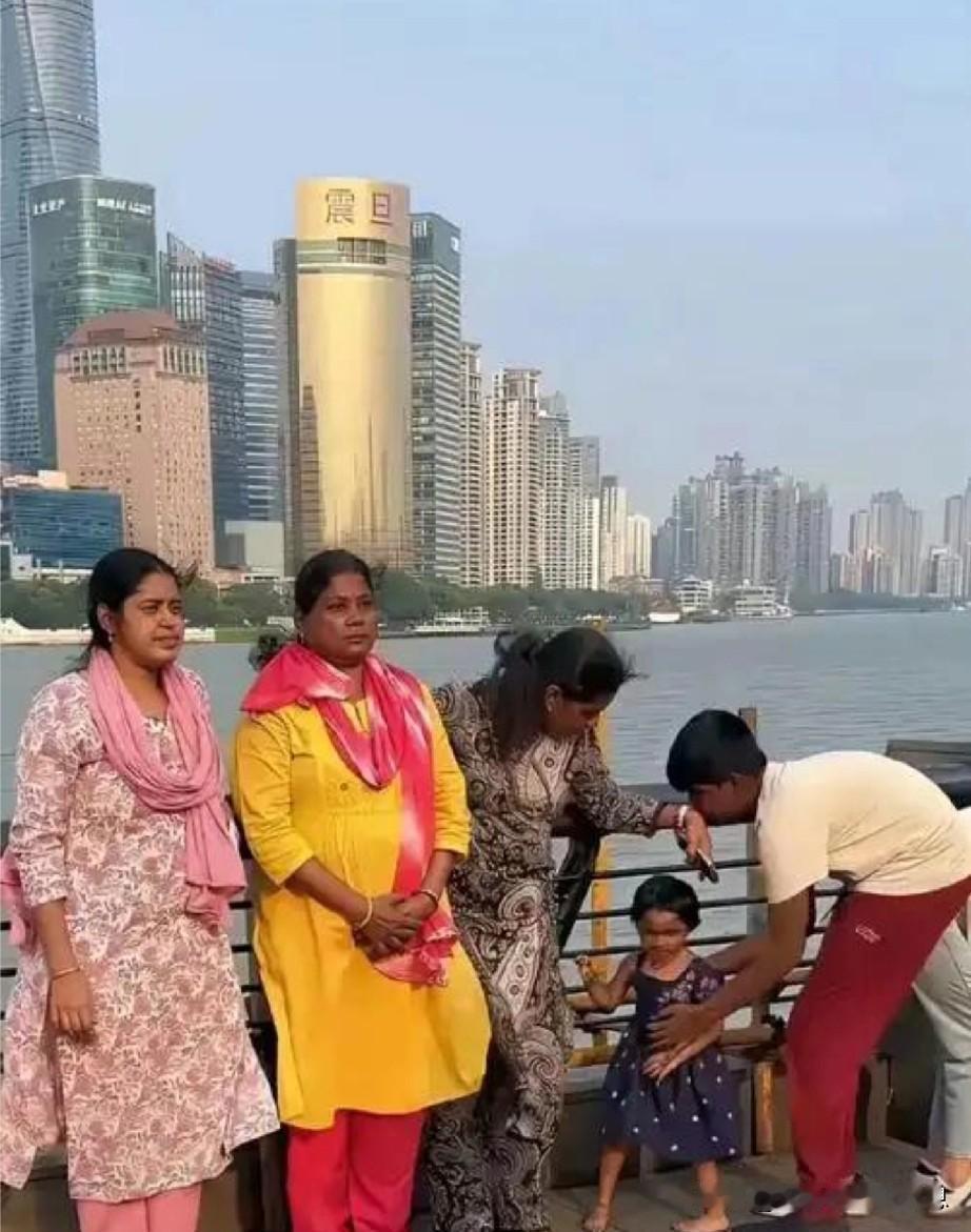 近几日出入境管理局的朋友，给我发了一条微信，说他在出入境部门工作，忙得不可开交，