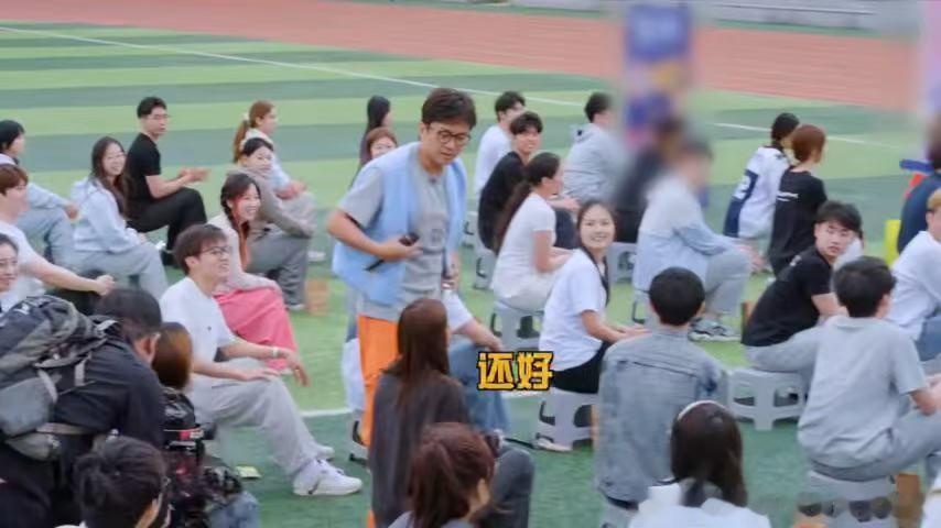 谁能拒绝这种“老父亲”行为啊！邓超看学生穿得少，二话不说就脱衣服。他那个动作特别