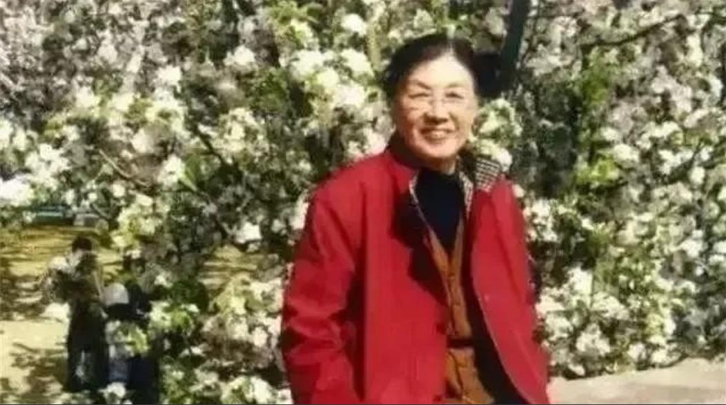 1976年10月，谢静宜被撤销一切职务，接受隔离审查。在审查的过程中，她的认错态