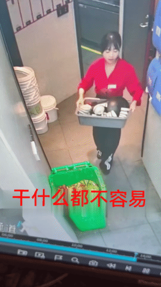 在一家火锅店里。
一名上菜的服务员小姐姐端着火锅刚走出后厨。
她突然脚下一滑，整