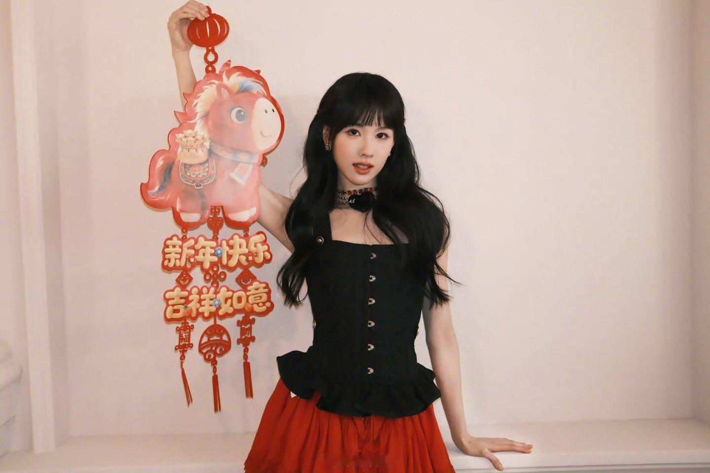 陈都灵白幼薇拜年陈都灵白幼薇给大家拜年陈都灵白幼薇给大家拜年，漂亮的嘟嘟 