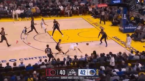 库里兄弟俩配合还不够默契。
大库里复出，状态一般，三节行将结束，勇士和火箭势均力