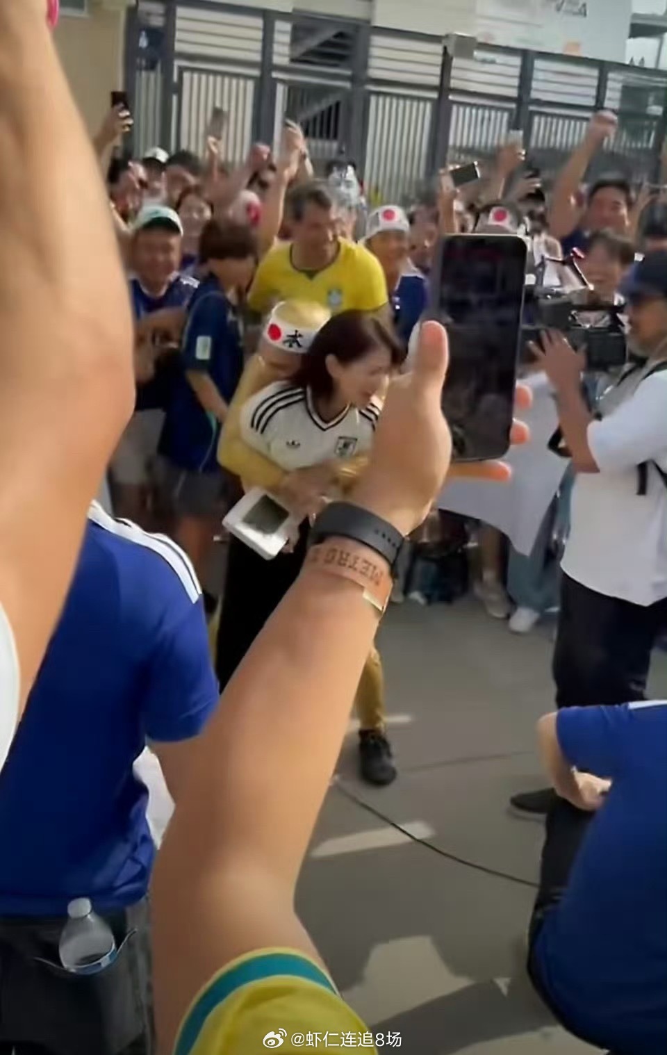 人设崩塌”“一秒撕下伪装”等表述批评这种表面文明与实质行为之间的断裂。多个热门讨