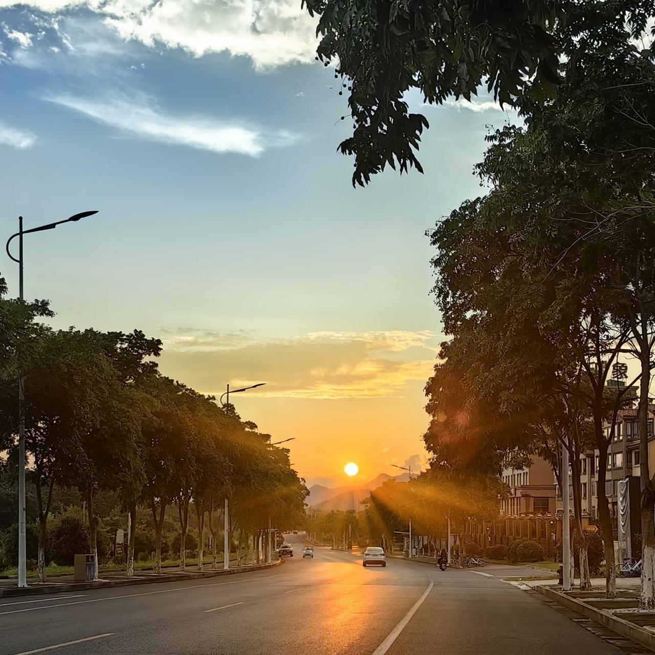 我拍到的落日瞬间下班的路上，偶遇夕阳与晚霞的盛宴，治愈的同时也能扫去一天的疲惫，