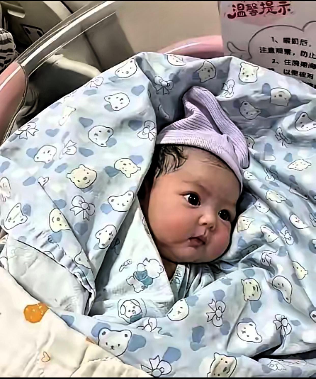 宝宝天生美人坯子，遗传了良好基因，爸妈一定是美女与帅男，宝宝漂亮到无可挑剔。